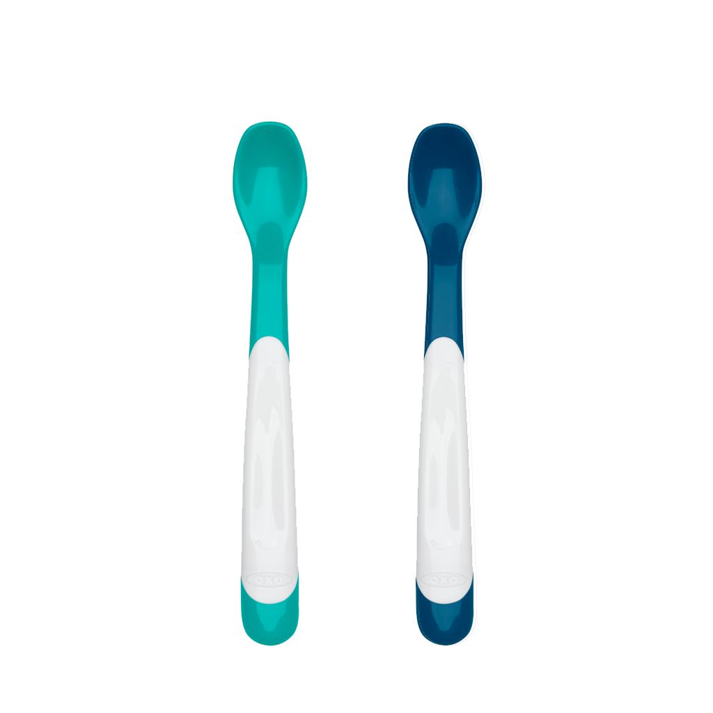 https://tickledbabies.com/wp-content/uploads/2022/01/OXO-Tot-labeled-On-The-Go-Plastic-Feeding-Spoon-Set-Navy-Image02c.jpg