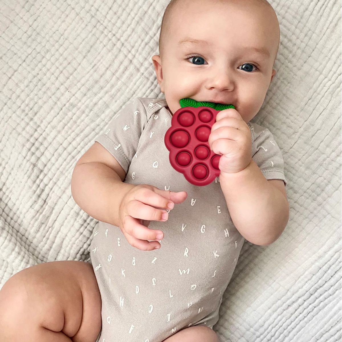 razberry-peop-teether-red-image06